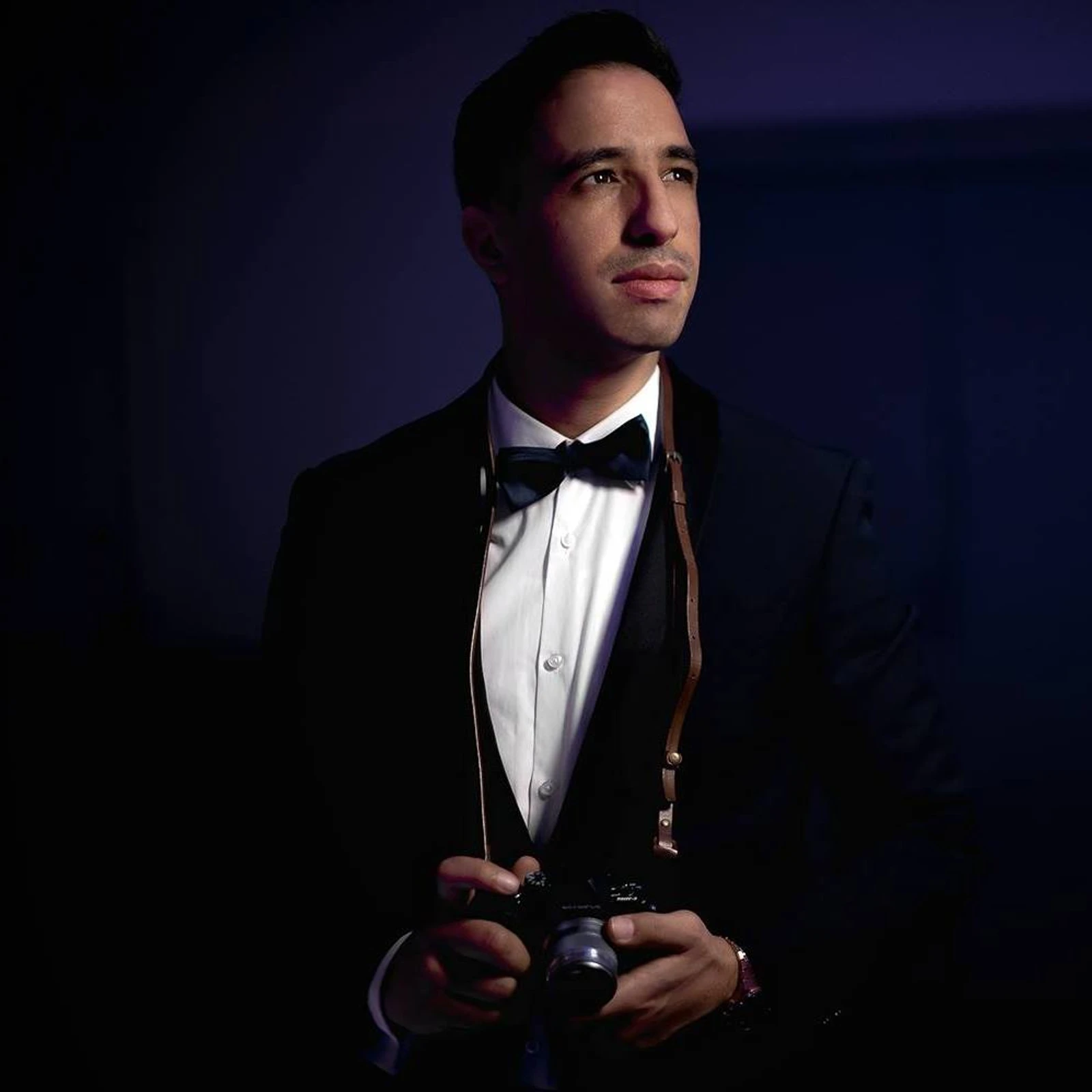 Miloud Bouhidel, photographe professionnel, en costume