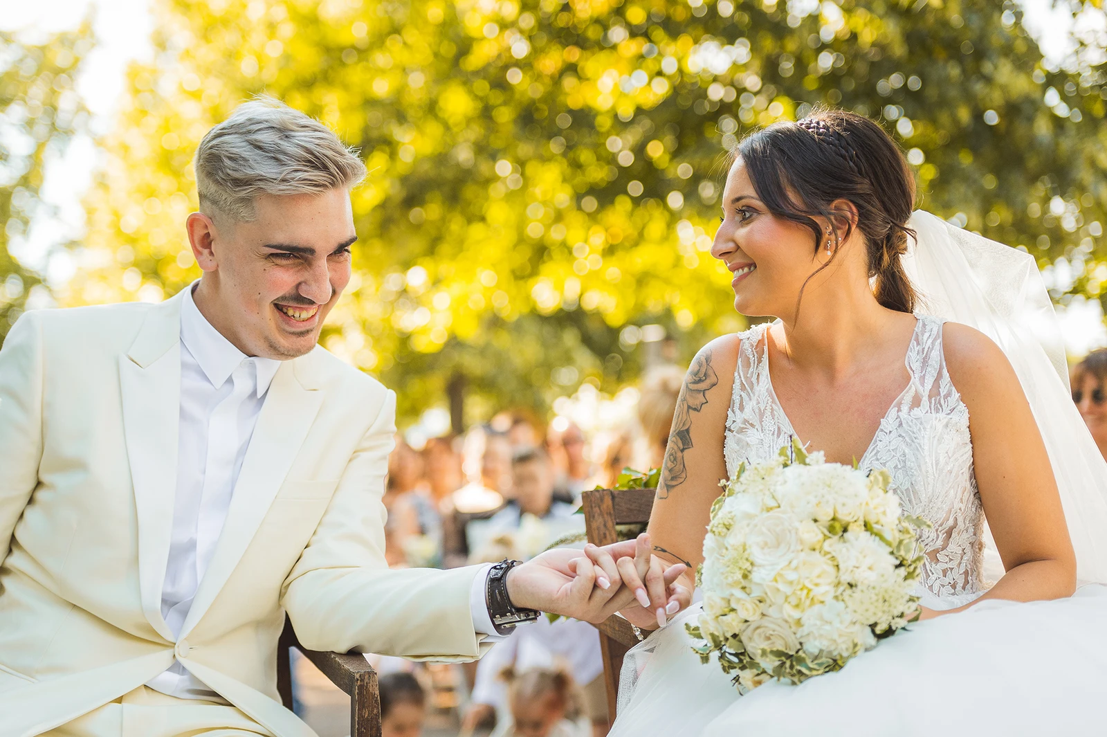 Jeunes mariés riant pendant leur cérémonie, photographe mariage Lyon